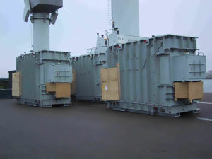 Trzy transformatory 100 MVA po przybyciu do portu